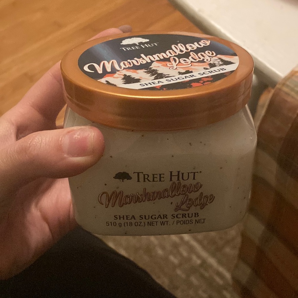 Marshmallow Lodge Tree Hut Scrub